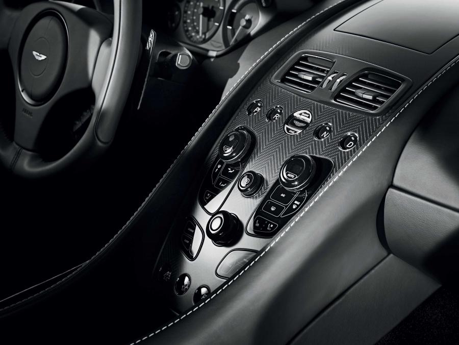 Детали интерьера Aston Martin Vanquish Carbon Black 2014 года  (фото 10 из 30)